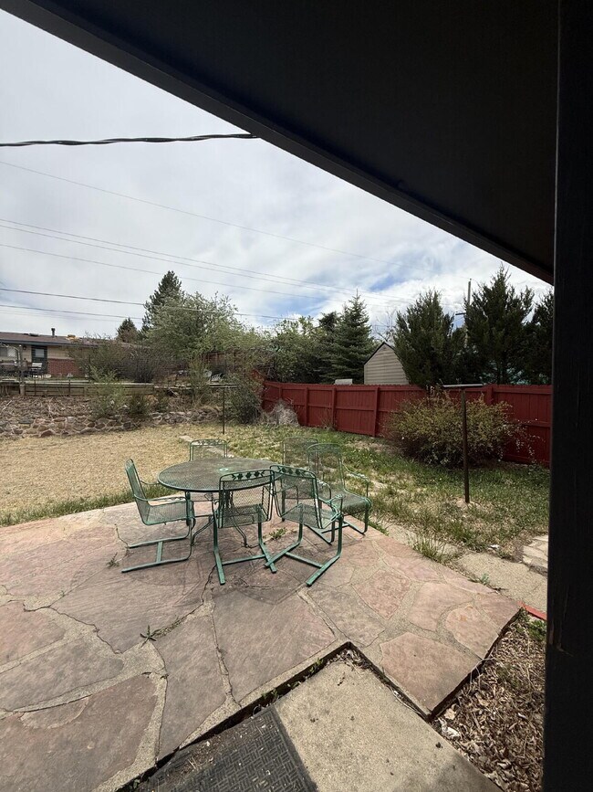 Building Photo - Charming Home Available Now!