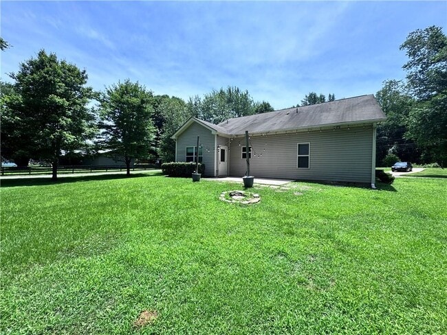 Building Photo - 2660 Dr Bramblett Rd