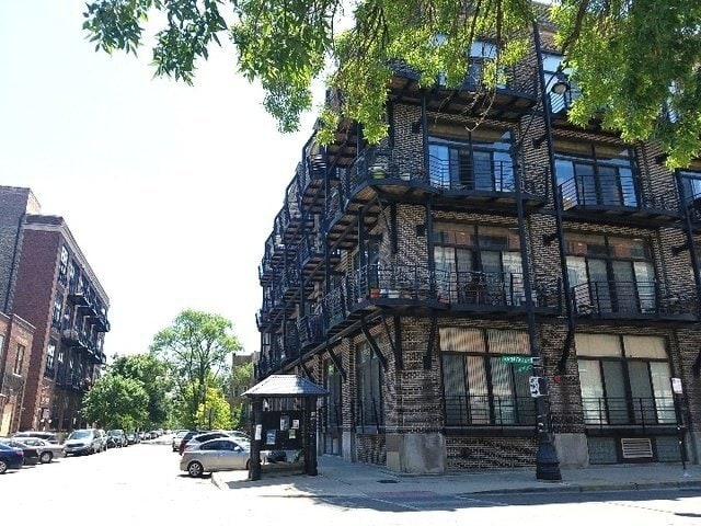 Building Photo - 2735 W Armitage Ave