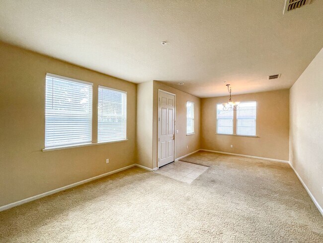 Building Photo - Gorgeous Natomas Condo