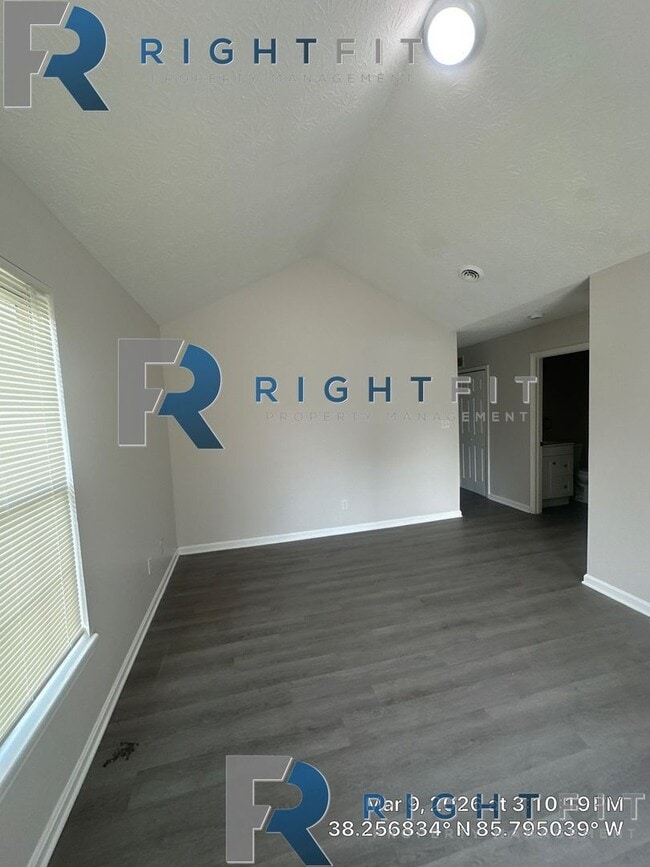 Building Photo - Gorgeous Renovated Home in Louisville