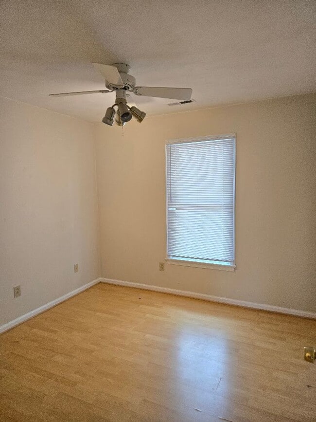 Building Photo - 3 Bedroom Townhouse in Virginia Beach