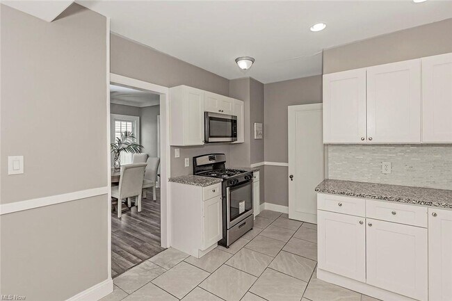 Building Photo - Lakefront 4-Bedroom Home for Rent in Euclid, OH