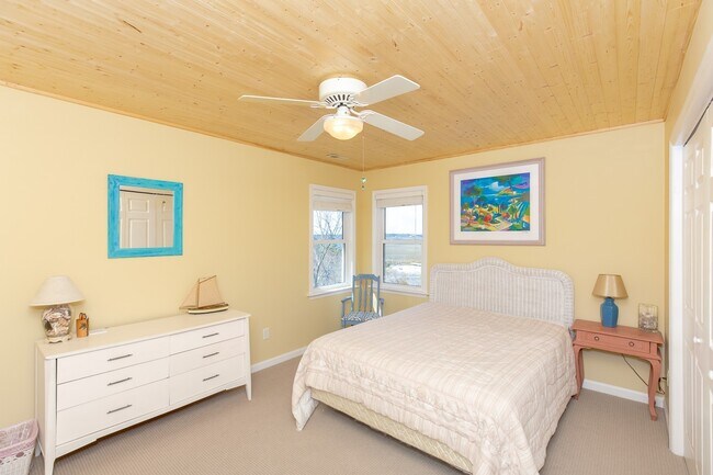 Building Photo - OFF-SEASON MONTHLY RENTAL FALL OF '25 THRO...