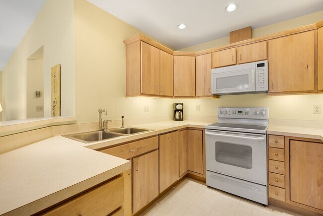 Building Photo - 1bed 1 bath water, sewer garbage & parking included Downtown Bellevue