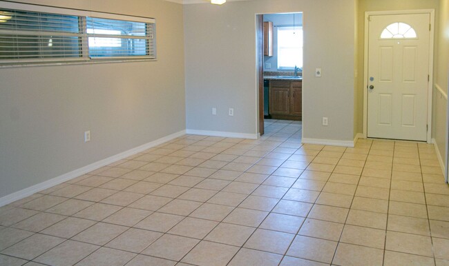 Building Photo - Fantastic 2 bedroom home all tile floors a...