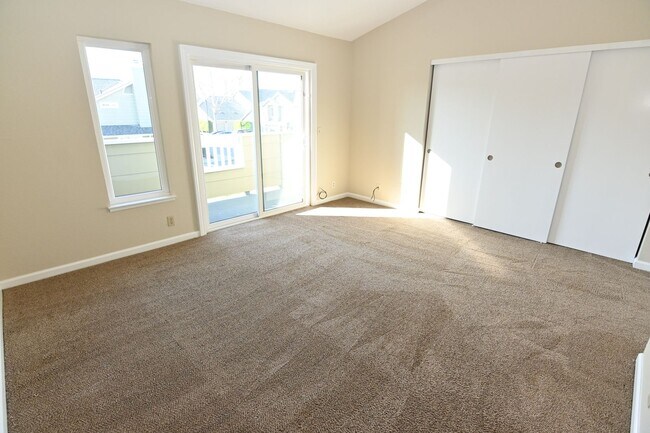 Building Photo - Nicely upated 2 Story Townhouse at Mansion Park with 2 Master Suites.