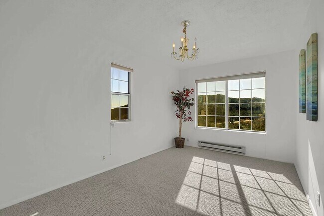 Building Photo - Beautiful 3 Bed Home Perched on a Mountain Side!!