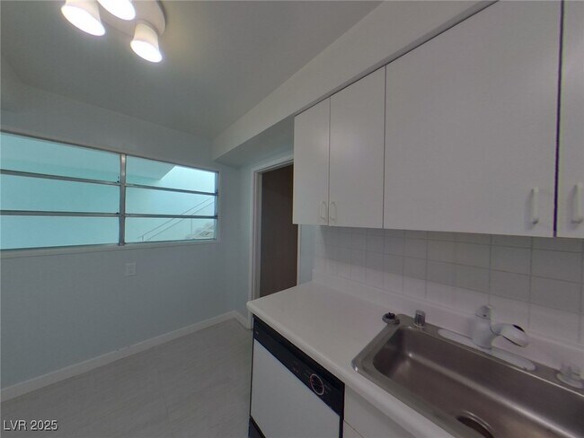 Building Photo - 1700 Rexford Dr