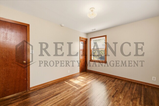 Building Photo - 1620 E Selma St