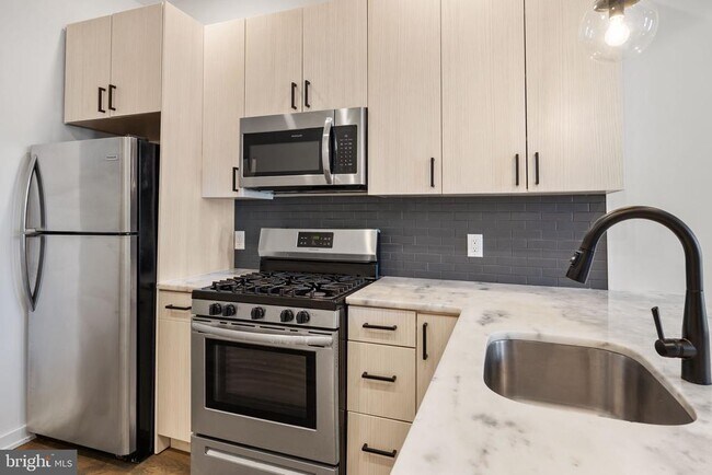 Building Photo - 2526 W Girard Ave