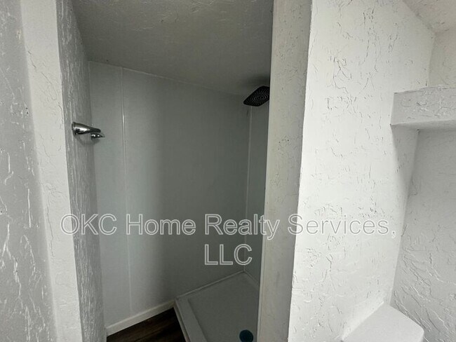 Building Photo - 1612 NE 24th St