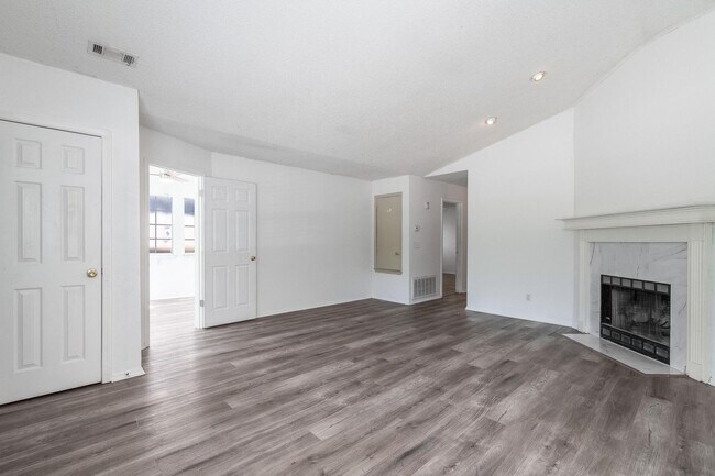 Building Photo - Spacious duplex in Fayetteville!