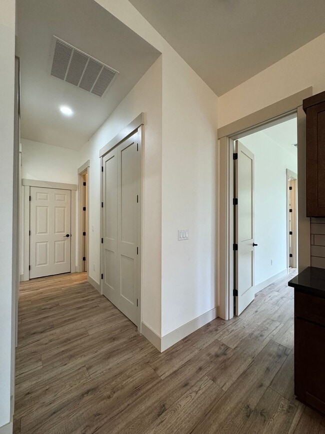 Building Photo - Luxury Rural Home Close to Town for Lease