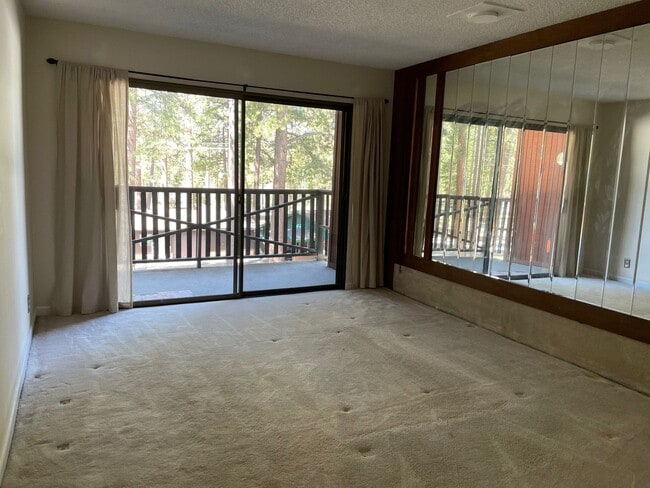 Building Photo - 2 bedroom condo with carport, pool and hot tub access