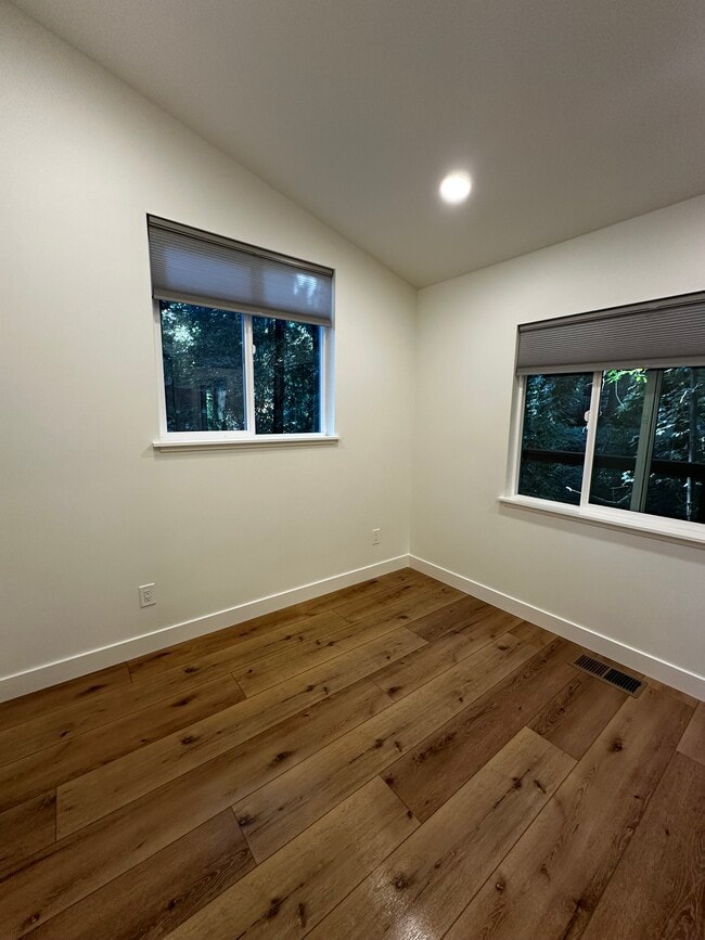 Building Photo - 206 Sequoia Rd