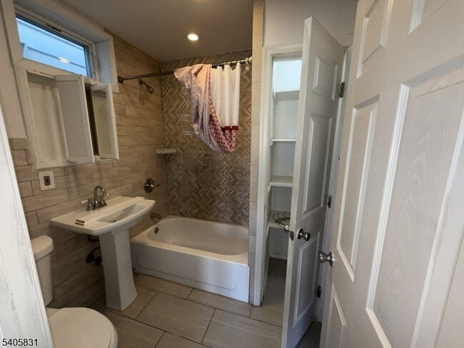 Building Photo - 98 Yale Ave