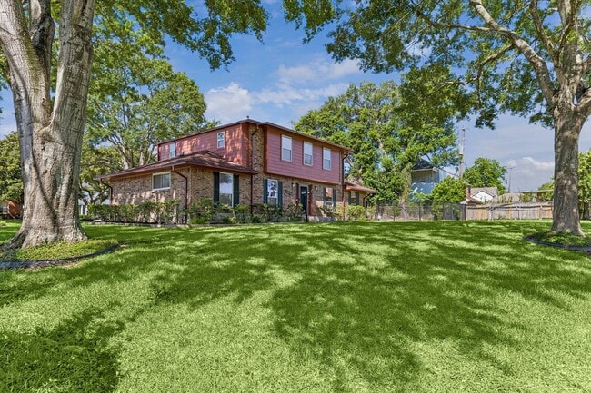 Building Photo - 3232 Parkwood Dr