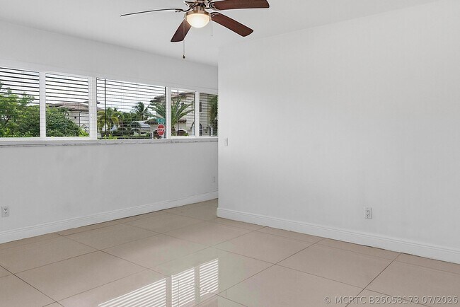 Building Photo - 2910 NE 40th Ct