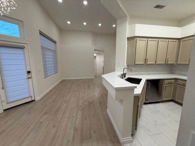 Building Photo - Fully Remodeled 2bed/2bath Townhouse.