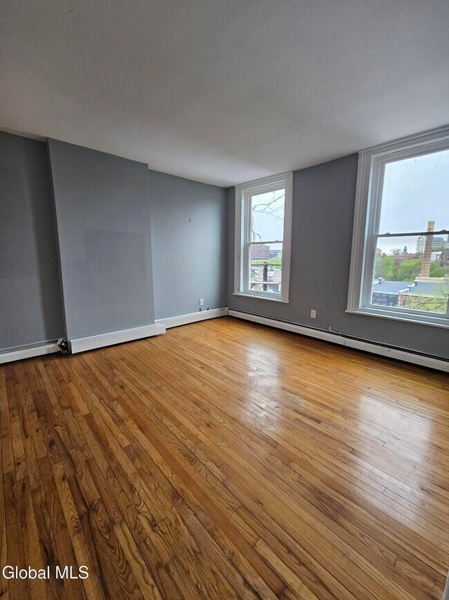 Building Photo - 32 1st St