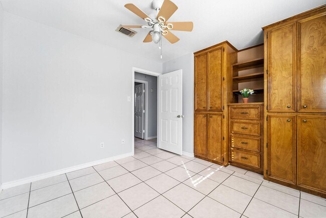 Building Photo - 13806 Long Glen Dr