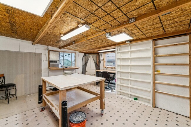 Building Photo - 420 S Five Mile Rd