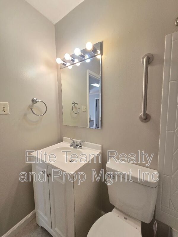 Building Photo - 910 Holly Dr