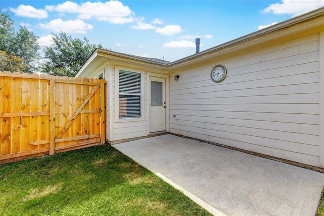 Building Photo - 25331 Clover Ranch Dr