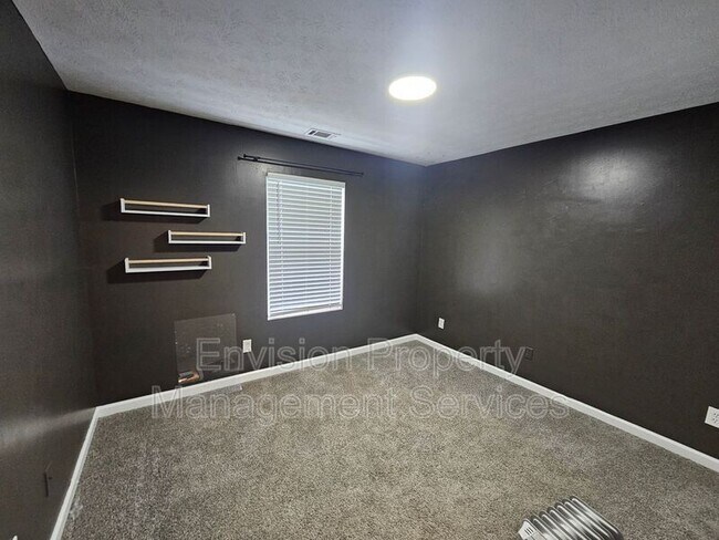 Building Photo - 479 Lakeshore Dr