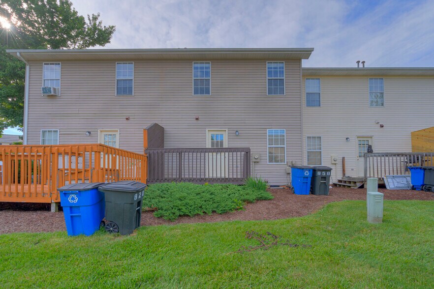 Building Photo - 852 Patrick Henry Dr