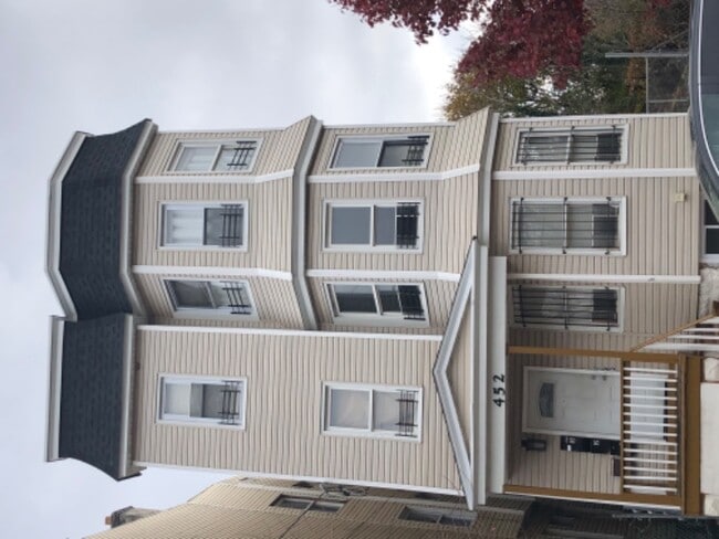 Building Photo - 452 S 13th St