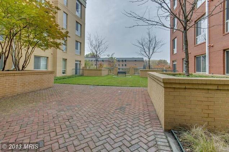 Common Area Patio - 2200 N Westmoreland St