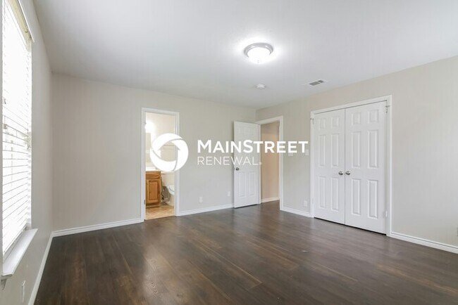 Building Photo - 4 Bedroom Pet-Friendly Home in Burleson, T...