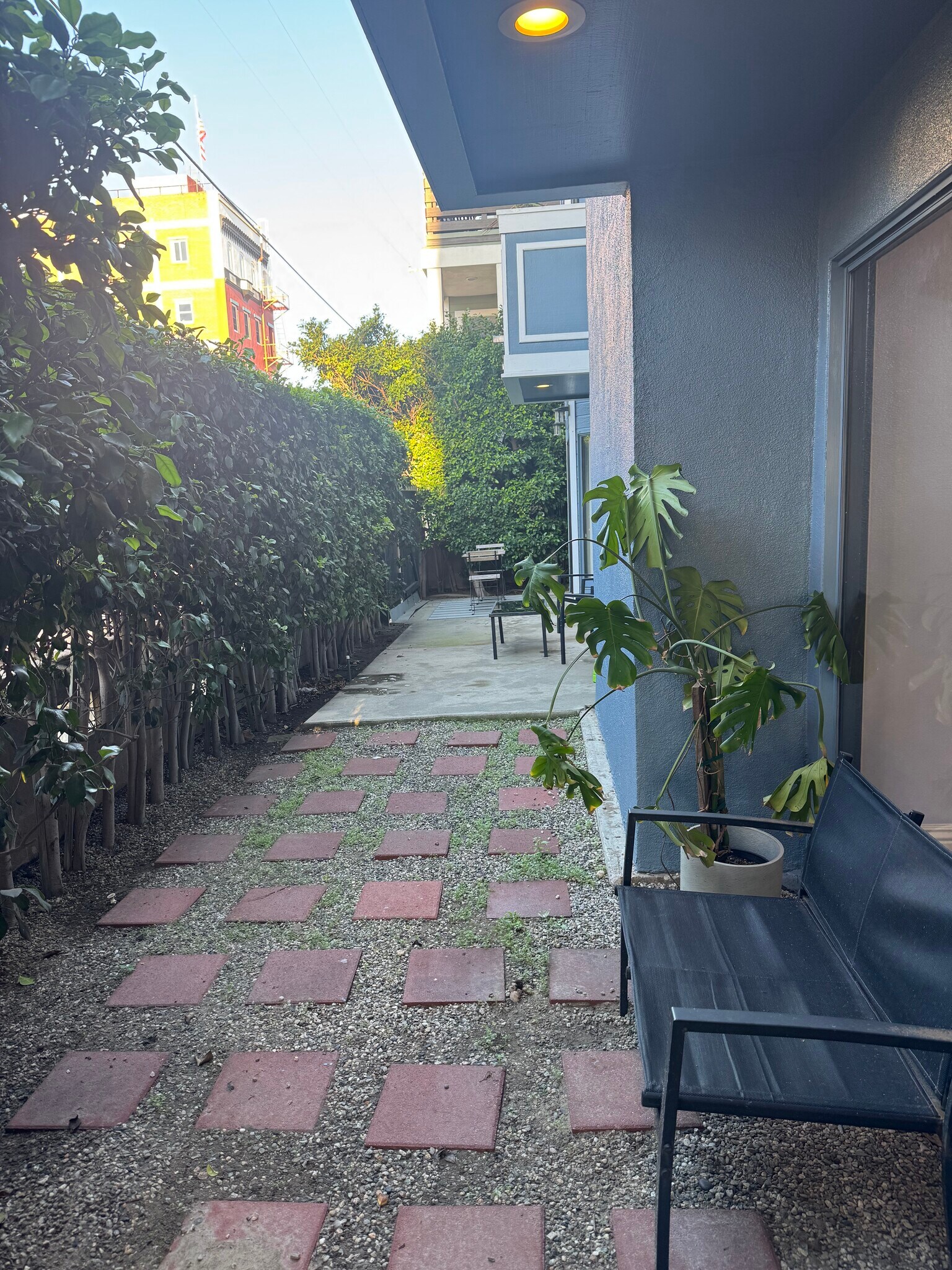 Shared front yard - 18 N Venice Blvd