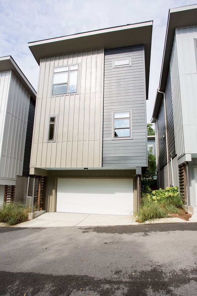 Building Photo - Beautifully Partially Furnished or Unfurni...