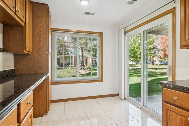 Building Photo - 1316 E Evergreen Dr