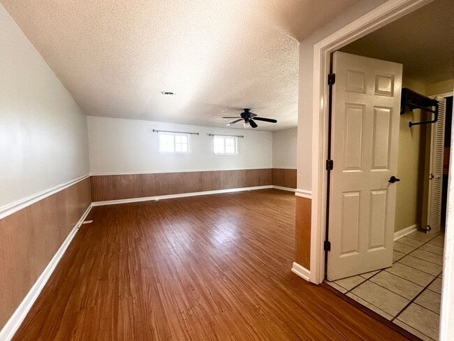 Building Photo - AVAILABLE NOW! 3 Bedrooms/1 1/2 Bath with Double living room space.