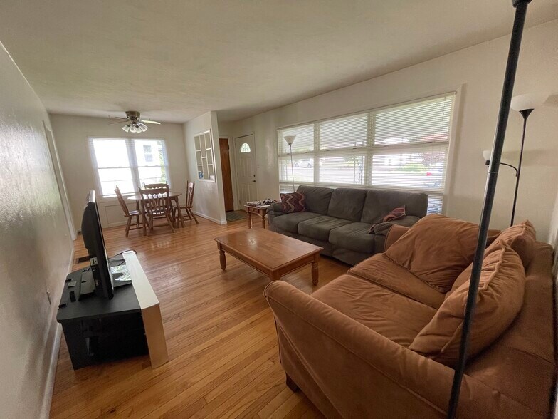 Building Photo - 425 E Wylie St