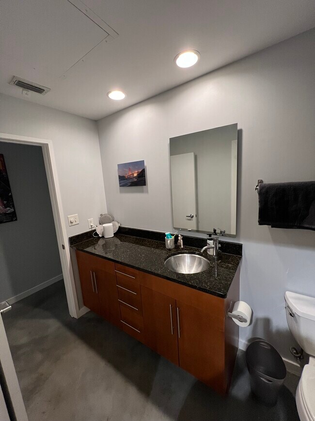 Building Photo - 2124 E 6th St