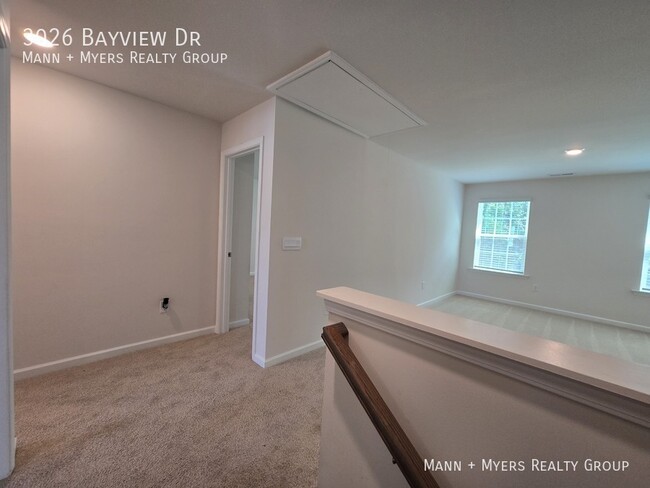 Building Photo - 3026 Bayview Dr