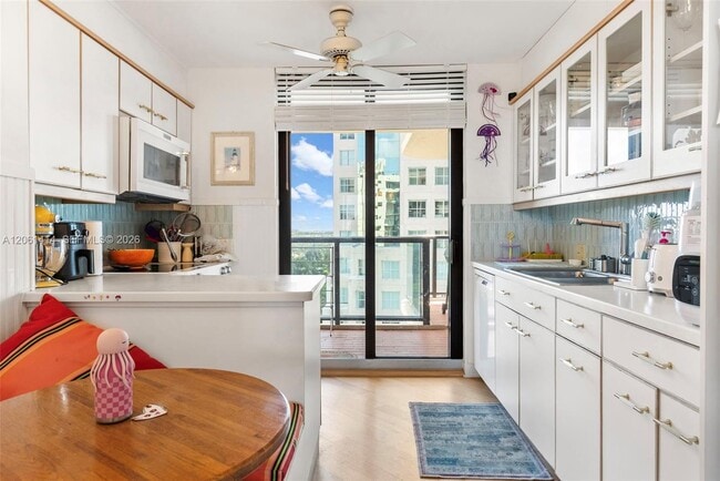 Building Photo - 2575 S Bayshore Dr