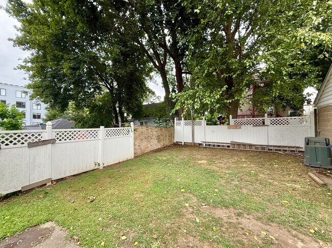 Building Photo - 820 Brewster St