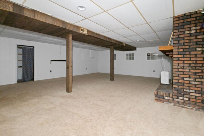 Building Photo - 2560 Memorial Dr