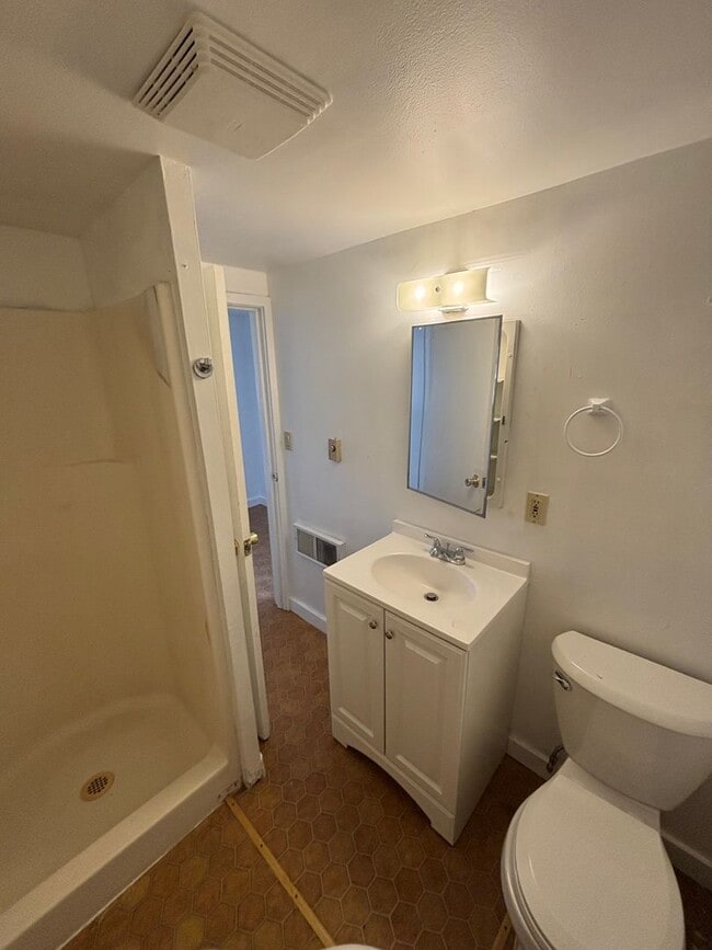 Building Photo - Great Home With Lots of Space