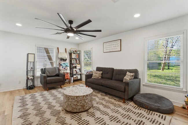 Building Photo - 3921 Maple Ave