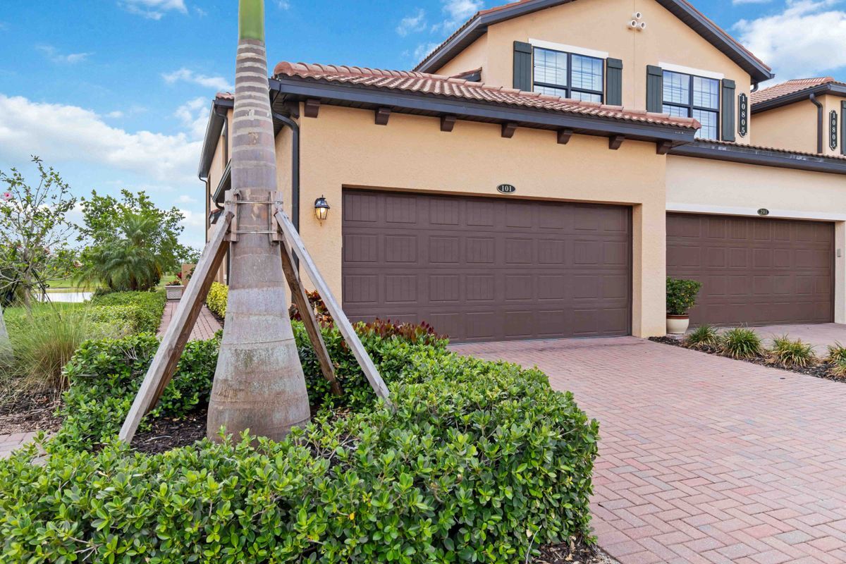 Building Photo - 10805 Tarflower Dr