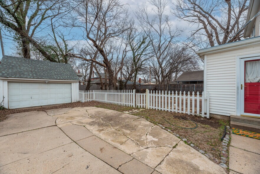 Building Photo - 425 N Bluff Ave