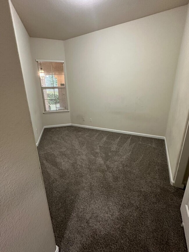 Building Photo - Charming 4 bedroom, 2 bathroom single fami...