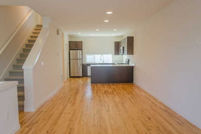 Building Photo - 3Bd/2.5Ba Seattle Townhouse